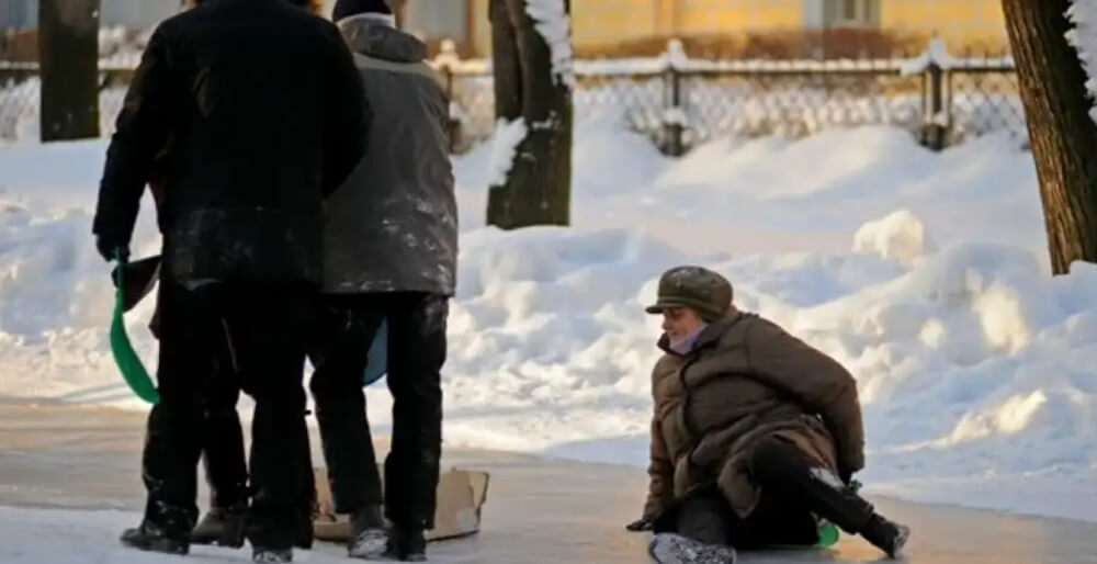 Падіння на ожеледиці: чому не можна вставати
