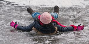Перша допомога при падінні на льоду