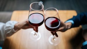 Помірне споживання вина уповільнює старіння чоловіків